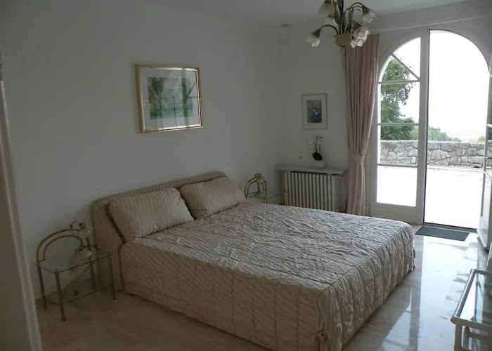 Chambre Luxueuse Avec Immense Piscine Vue Sur La Baie De Cannes Et L Esterel Avec Possibilite De Cabine 3 Personnes