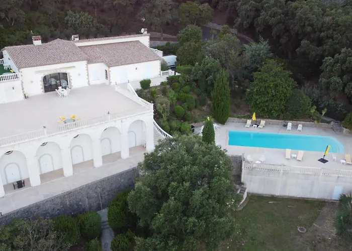 Chambre Luxueuse Au Calme Avec Vue Panoramique Sur La Baie De Cannes Et L Esterel Immense Piscine